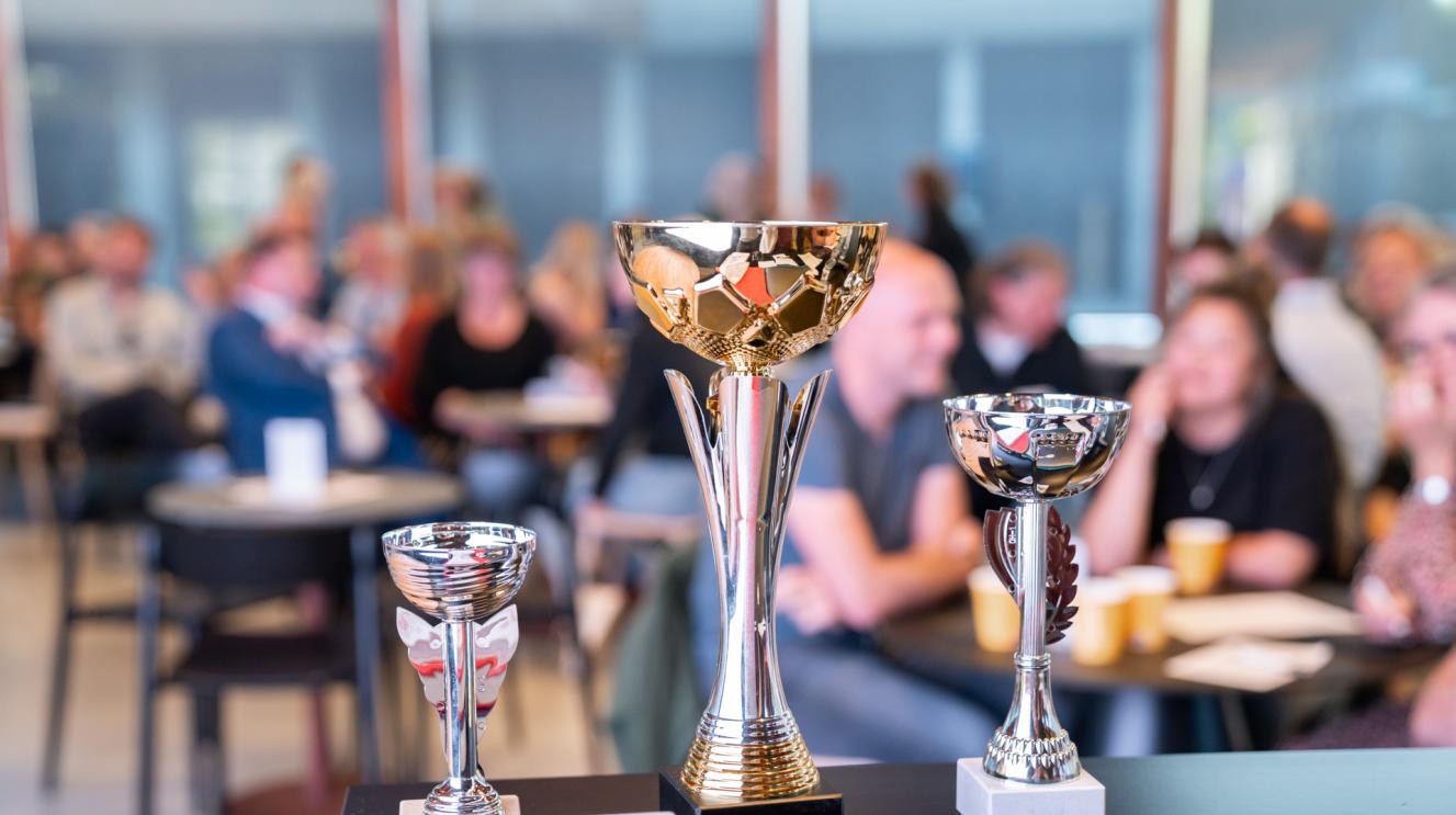 De bekers voor de eerste, tweede en derde prijs.
