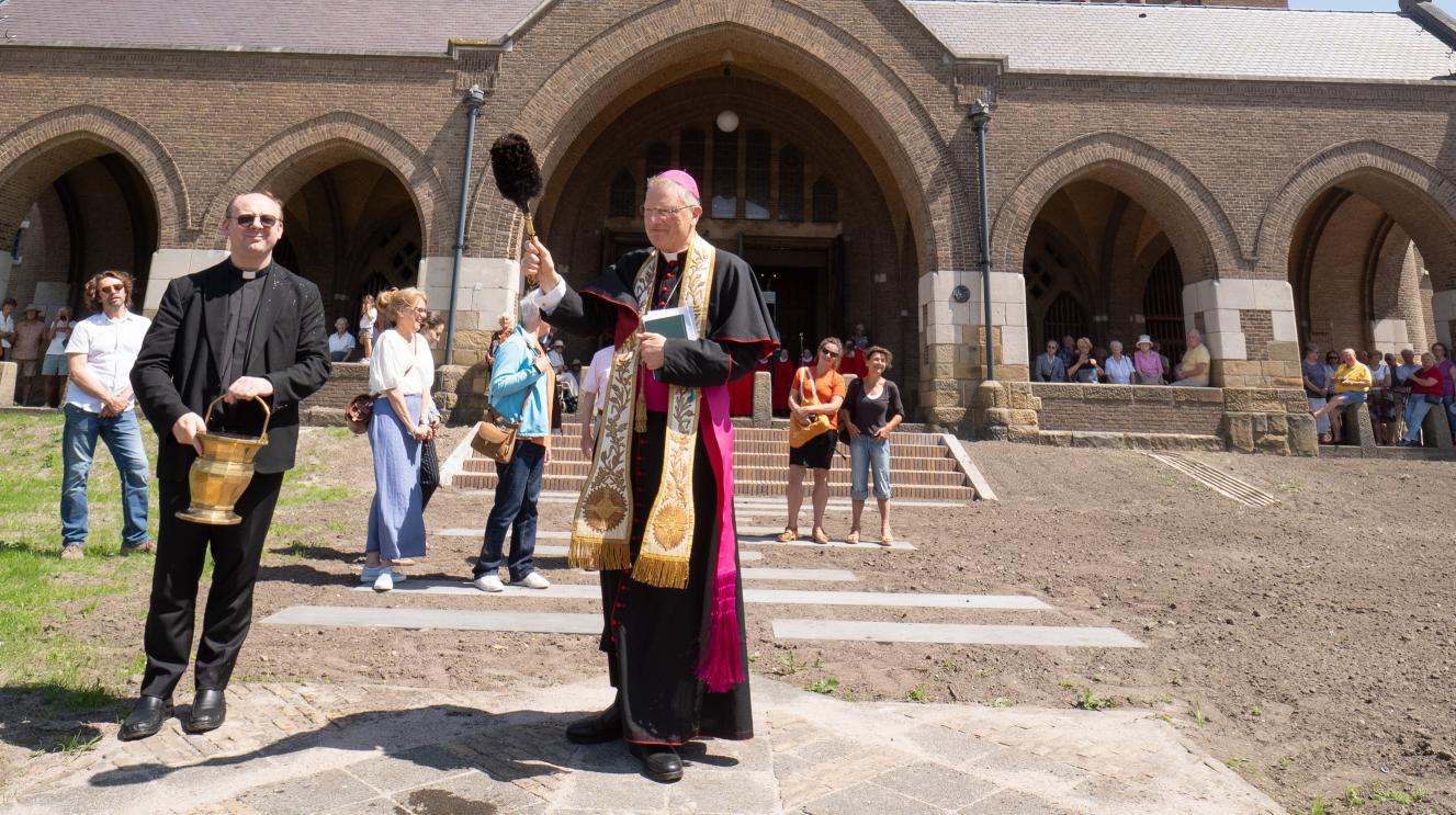 Bisschop Hendriks zegent het nieuwe, groene plein voor de kerk