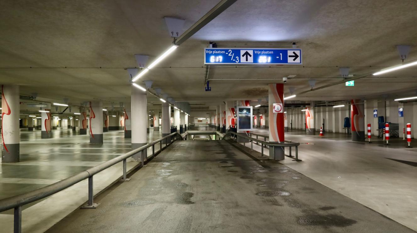 De schoongemaakte parkeergarage Raaks