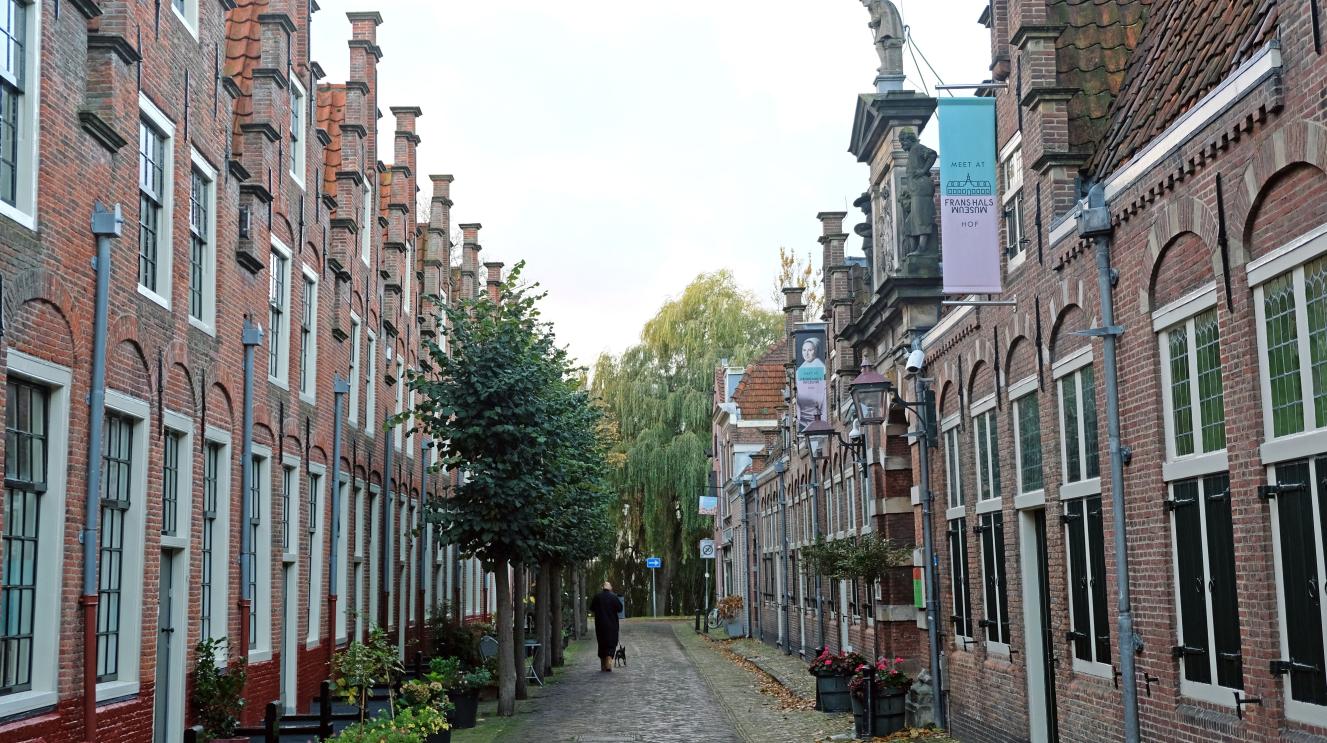 De straat 'Groot Heiligland' met rechts de ingang van het museum