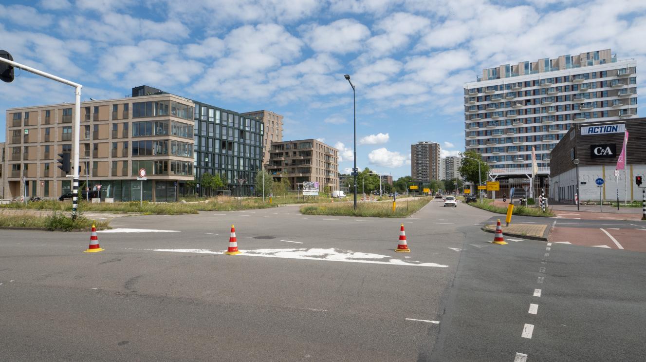 Aziëweg gezien vanaf de kruising met de Europaweg
