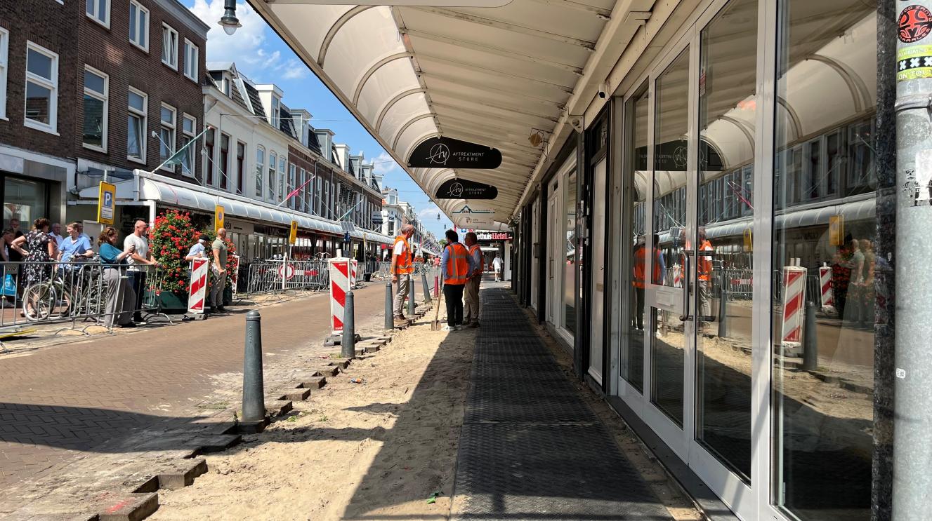 Cronjéstraat waar een deel van de oude tegels zijn weggehaald
