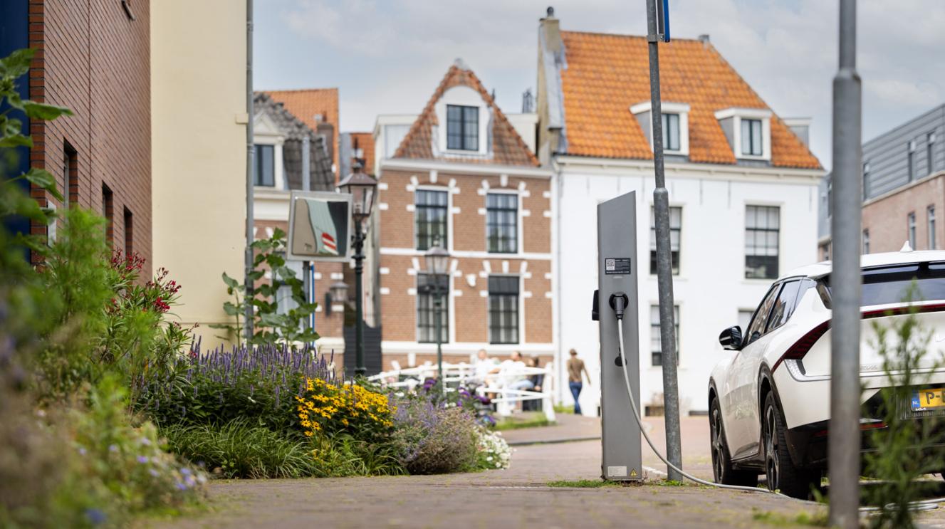 Elektrische auto aan laadpaal in de Zakstraat