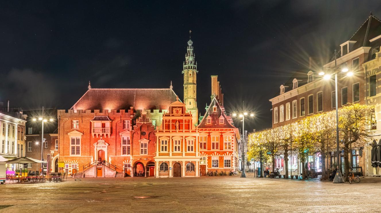 Stadhuis van Haarlem oranje verlicht