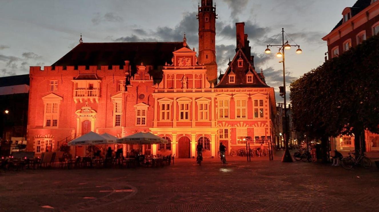 Stadhuis van Haarlem oranje verlicht