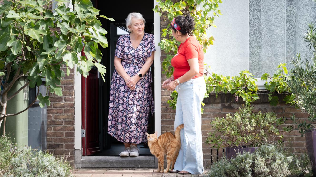 2 vrouwen met elkaar in gesprek aan de voordeur
