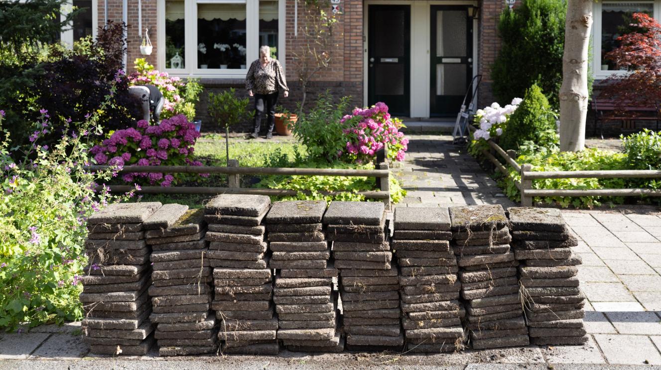 Stapels tegels voor een vergroende tuin