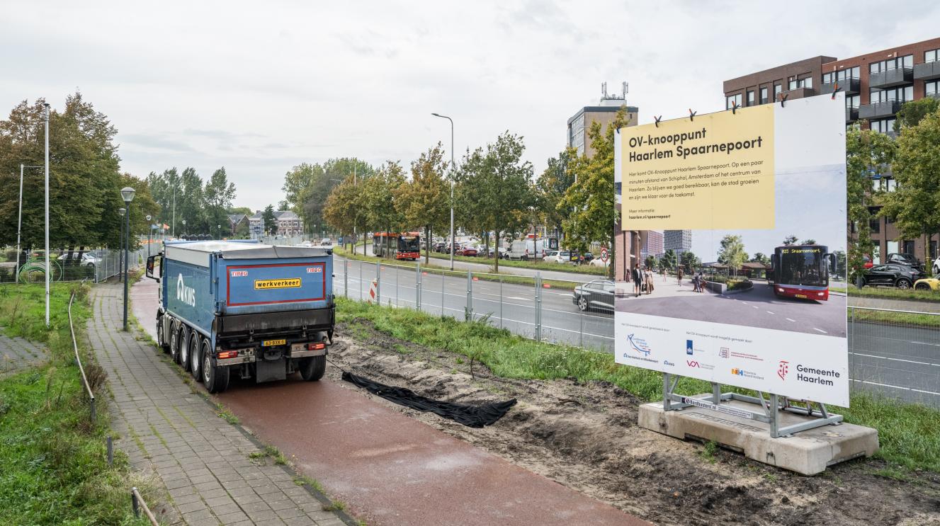 Schipholweg met langs de rand een bord met daarop 'Spaarnepoort'