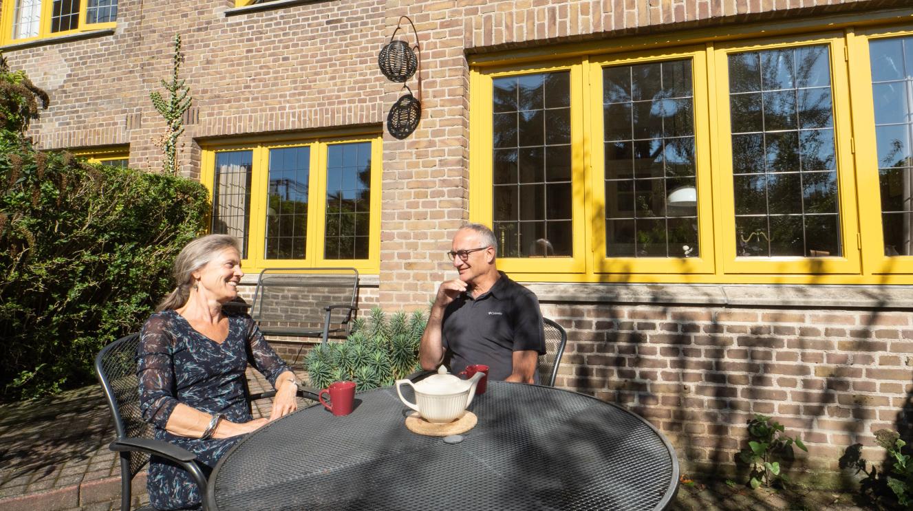 De 2 bewoners voor hun verduurzaamde huis