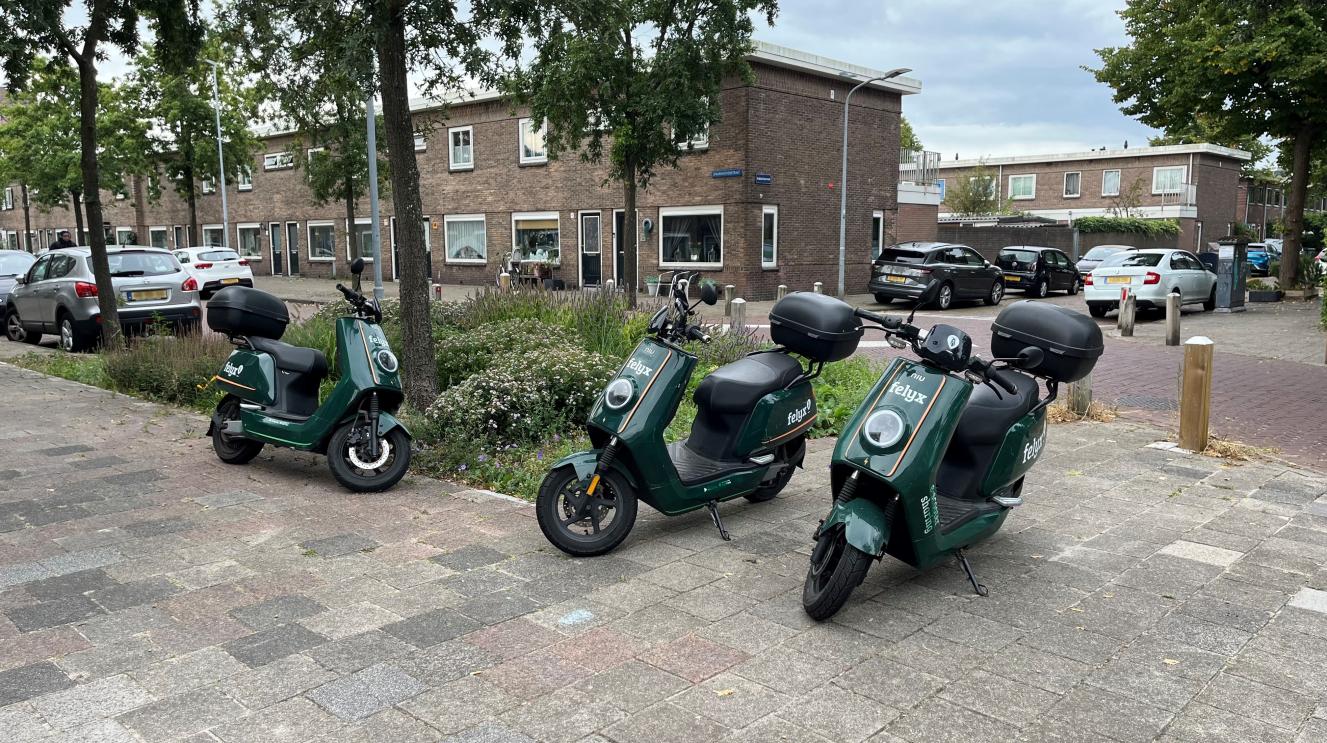 Slordig geparkeerde deelscooters
