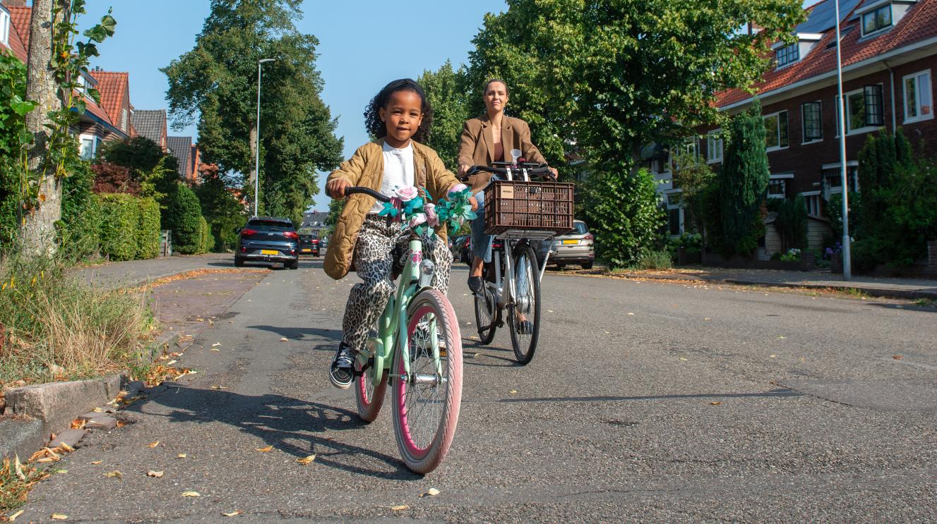 Moeder en kind op de fiets.