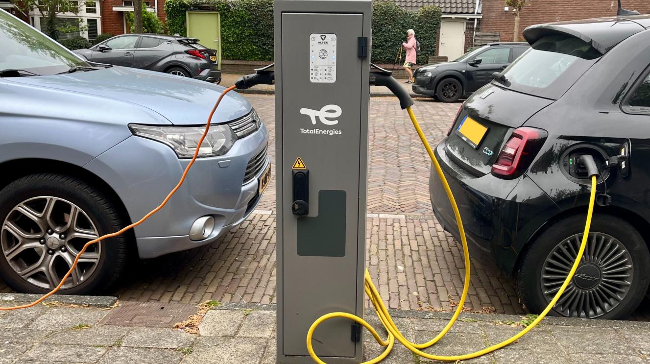 2 auto's aan een laadpaal.
