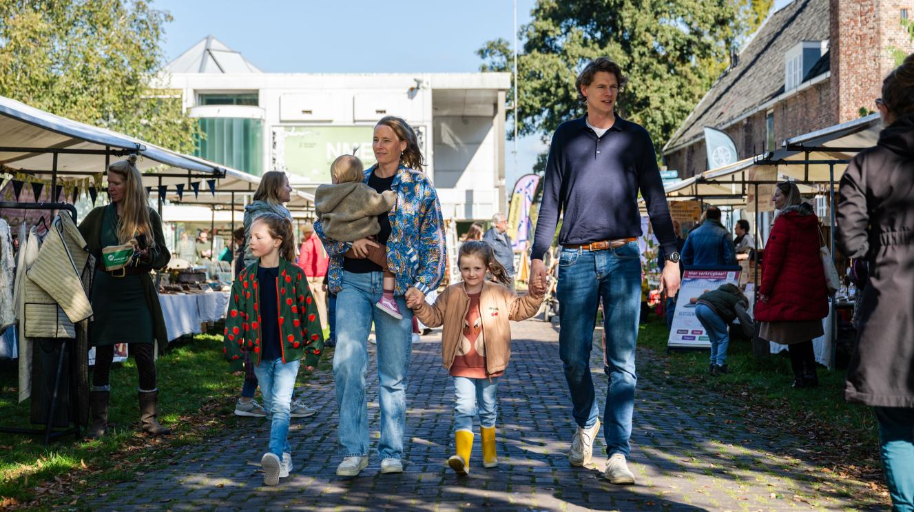 Familie op een markt op de Kweektuin