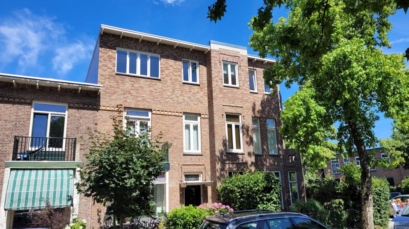 Huis met dakopbouw.