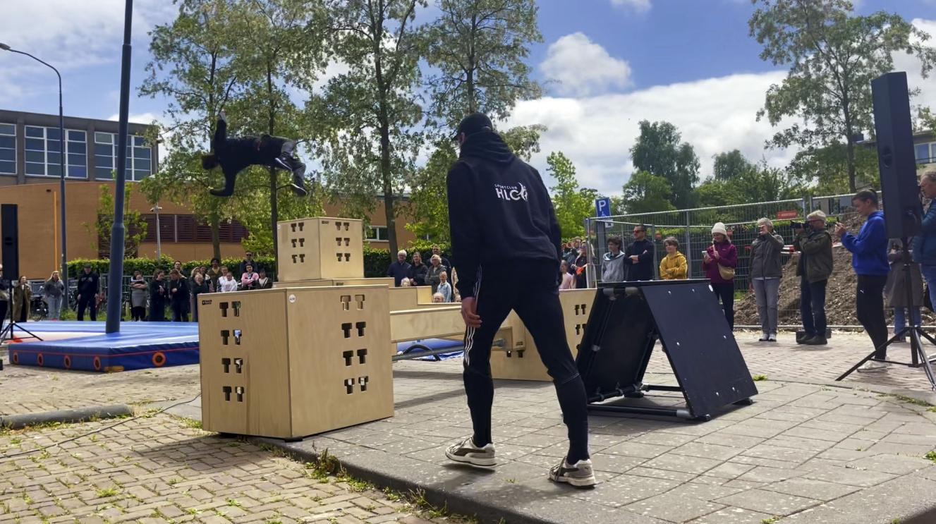 Freerunners tijdens een demonstratie op de locatie van de nieuwe turnhal.