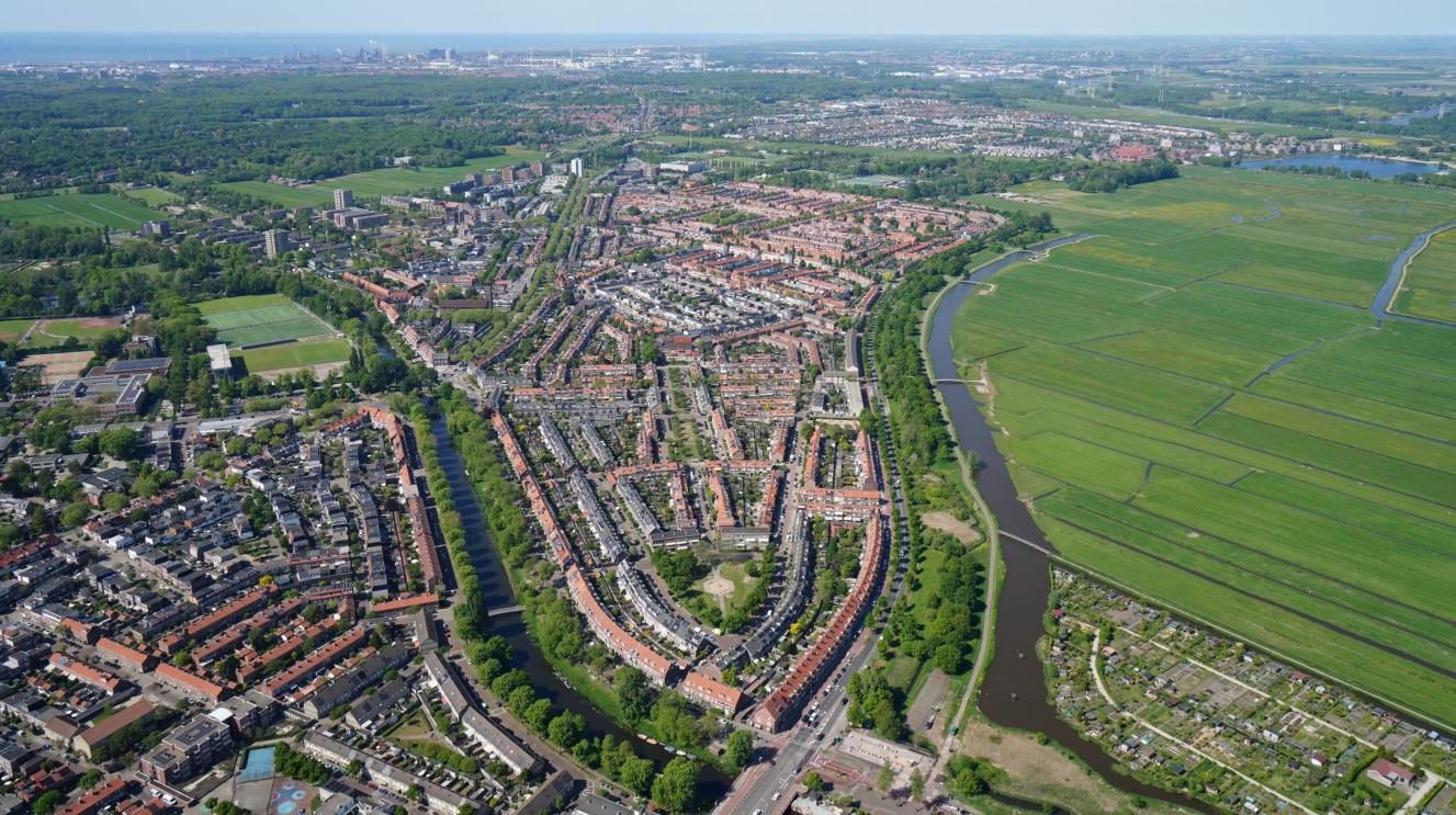 Luchtfoto van deel Indische Wijk en Vogelenwijk.