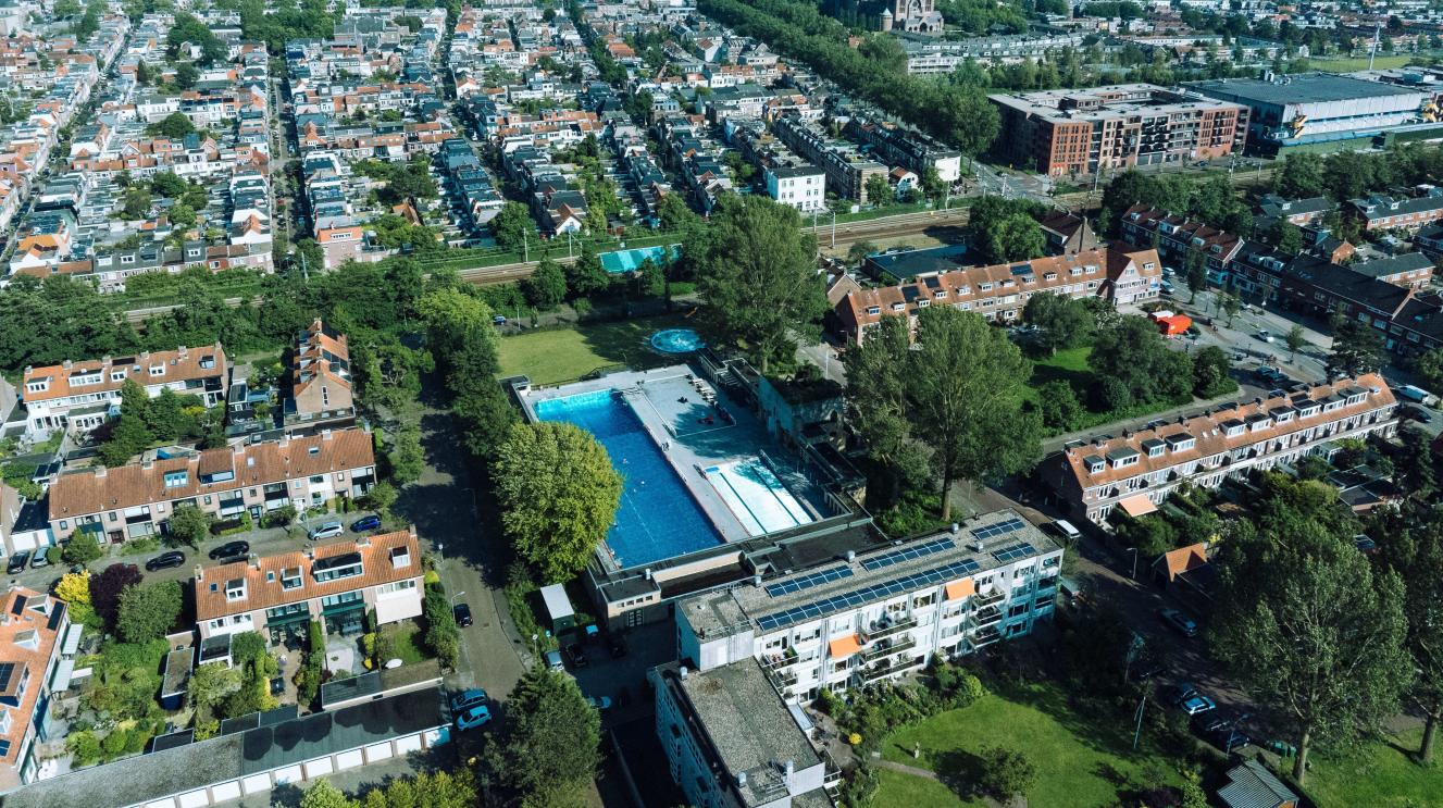 Een overzichtsfoto van zwembad De Houtvaart in Haarlem Zuidwest