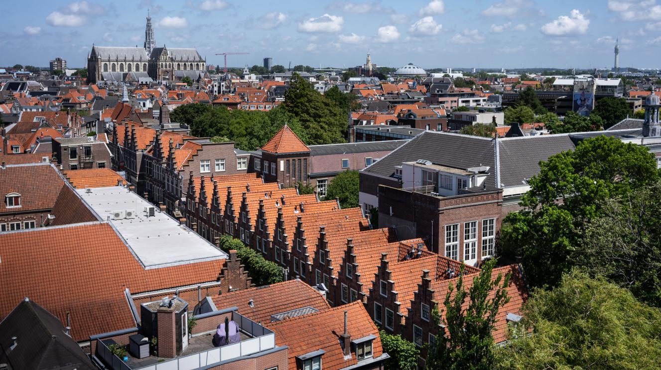 Huizen met schoorstenen.