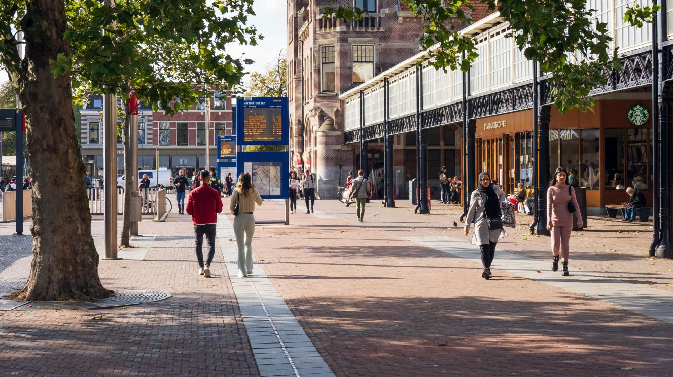 Mensen op Stationsplein