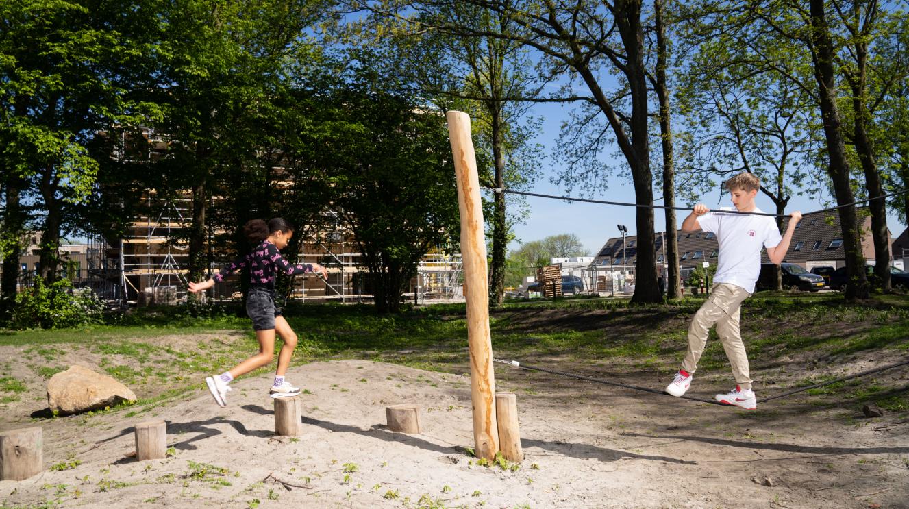 Twee kinderen in een speeltuin