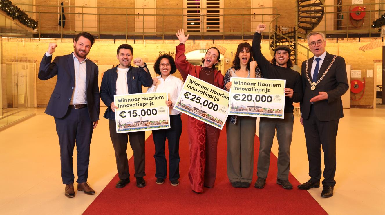 Winnaars van de Innovatieprijs, met aan de buitenkant links wethouder Robbert Berkhout en aan de buitenkant rechts burgemeester Jos Wienen.