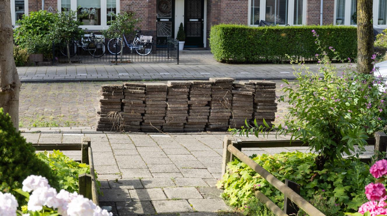 Stapel tegels staat klaar voor de Tegeltaxi.
