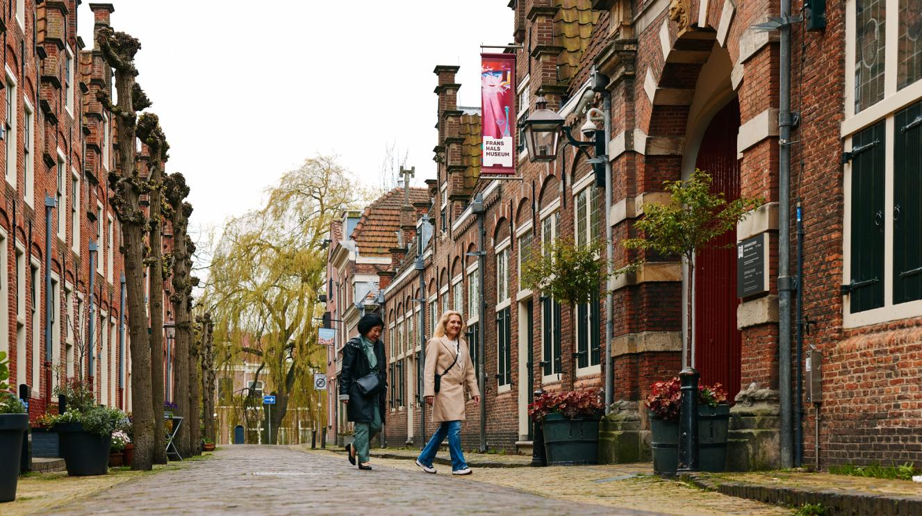 2 personen lopen bij de locatie van .