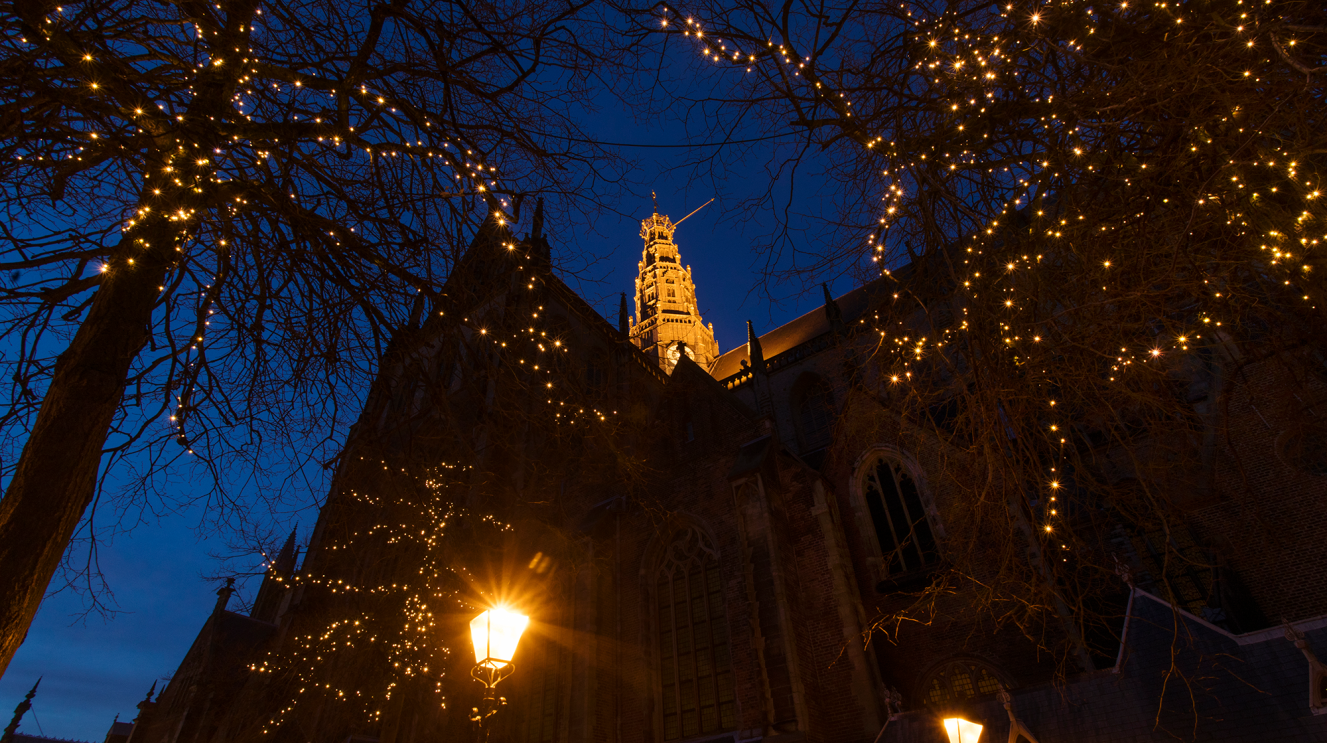 Sfeerverlichting met op de achtergrond de toren van de Bavo