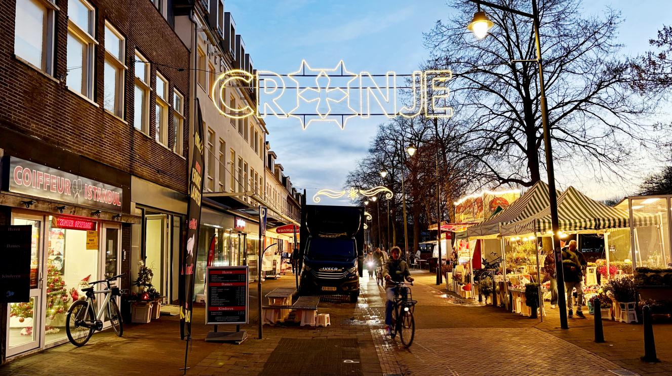 Cronjestraat met kerstverlichting.
