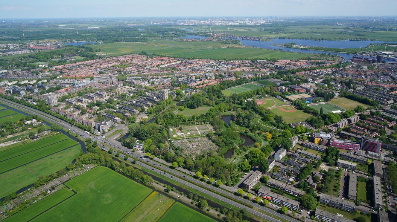 Luchtfoto van StayOkay en Schoterbos.