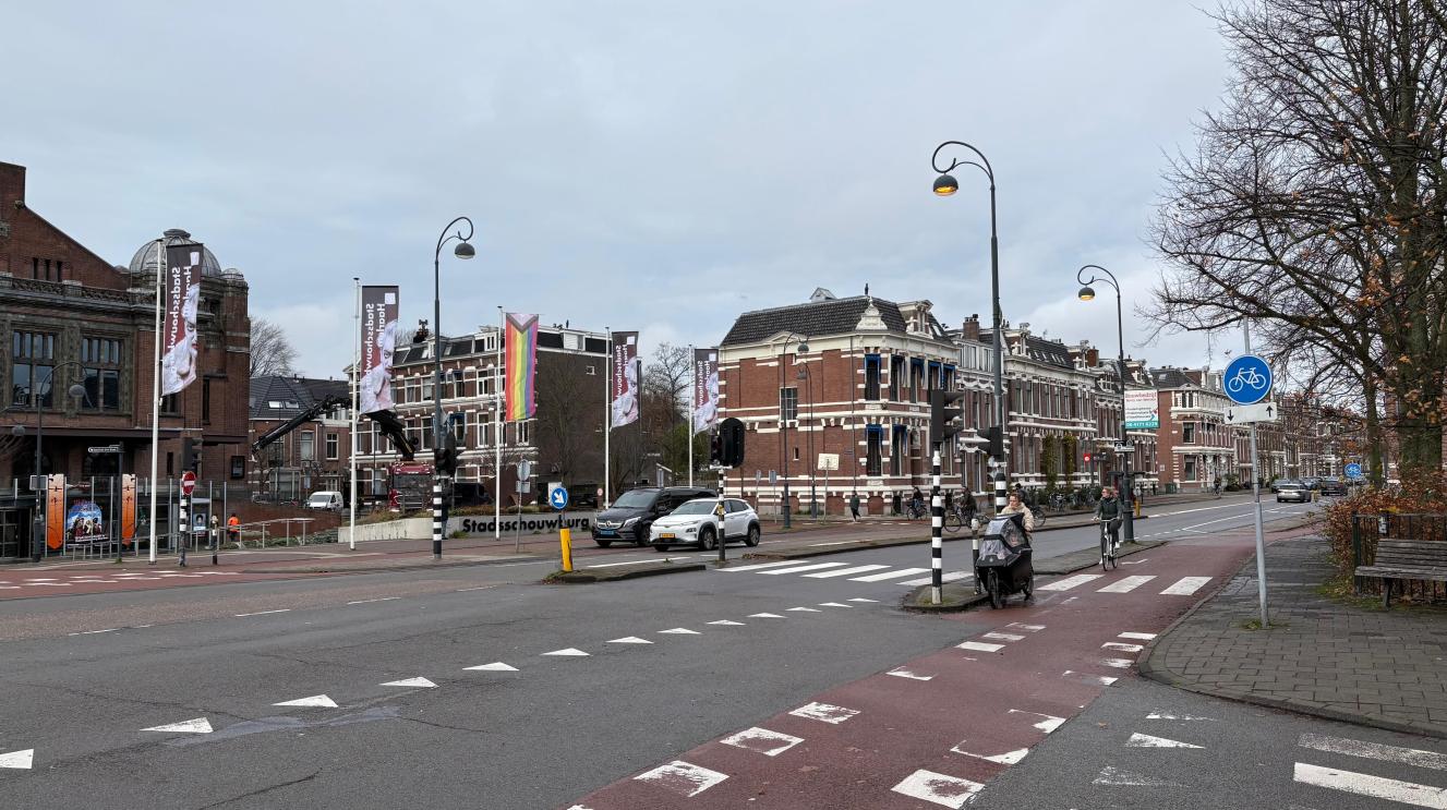 Wilhelminastraat gezien vanaf de zijde van de schouwburg