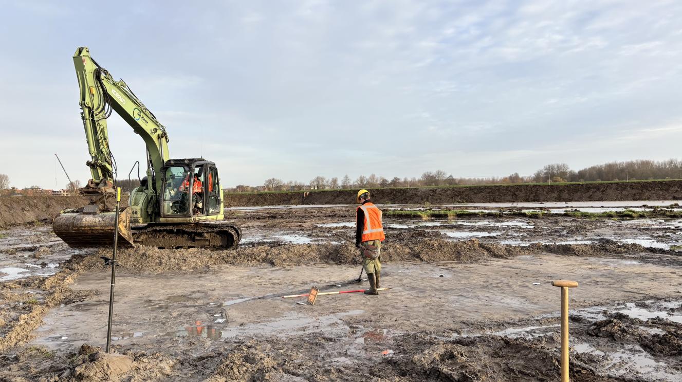 Archeoloog onderzoekt de bodem in de Hekslootpolder