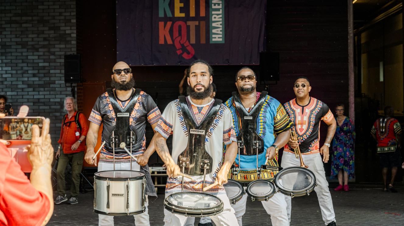 Trommelaars op Keti Koti