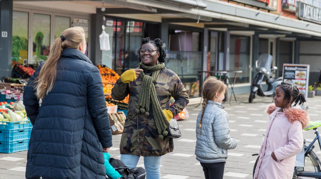2 vrouwen en 2 kinderen op Beatrixplein