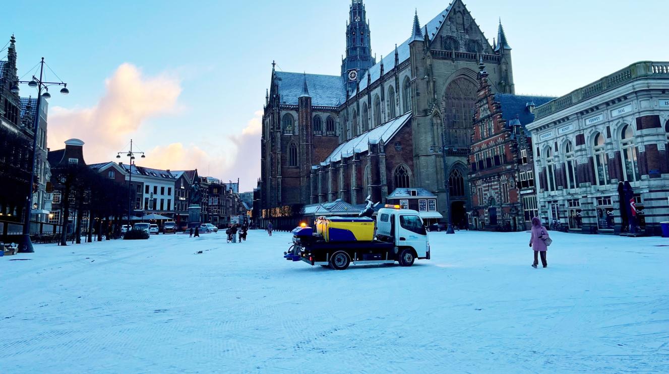Strooiwagen op de Grote Markt
