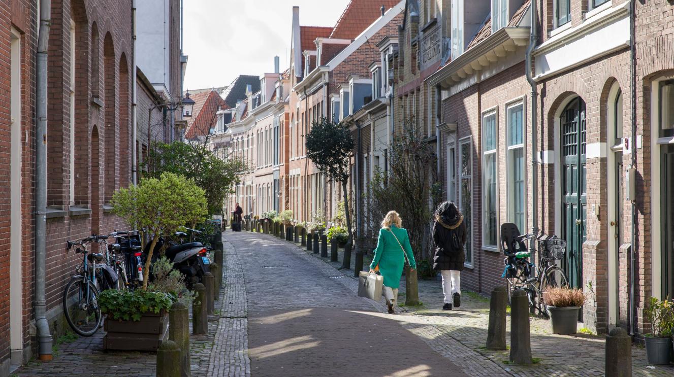 Twee mensen lopen in de Zoetestraat