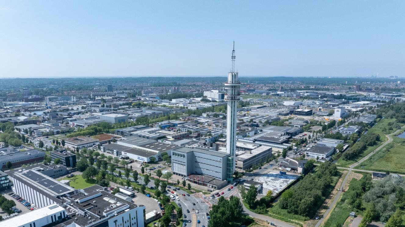 Luchtfoto van de Waarderpolder met op de voorgrond de KPN-toren