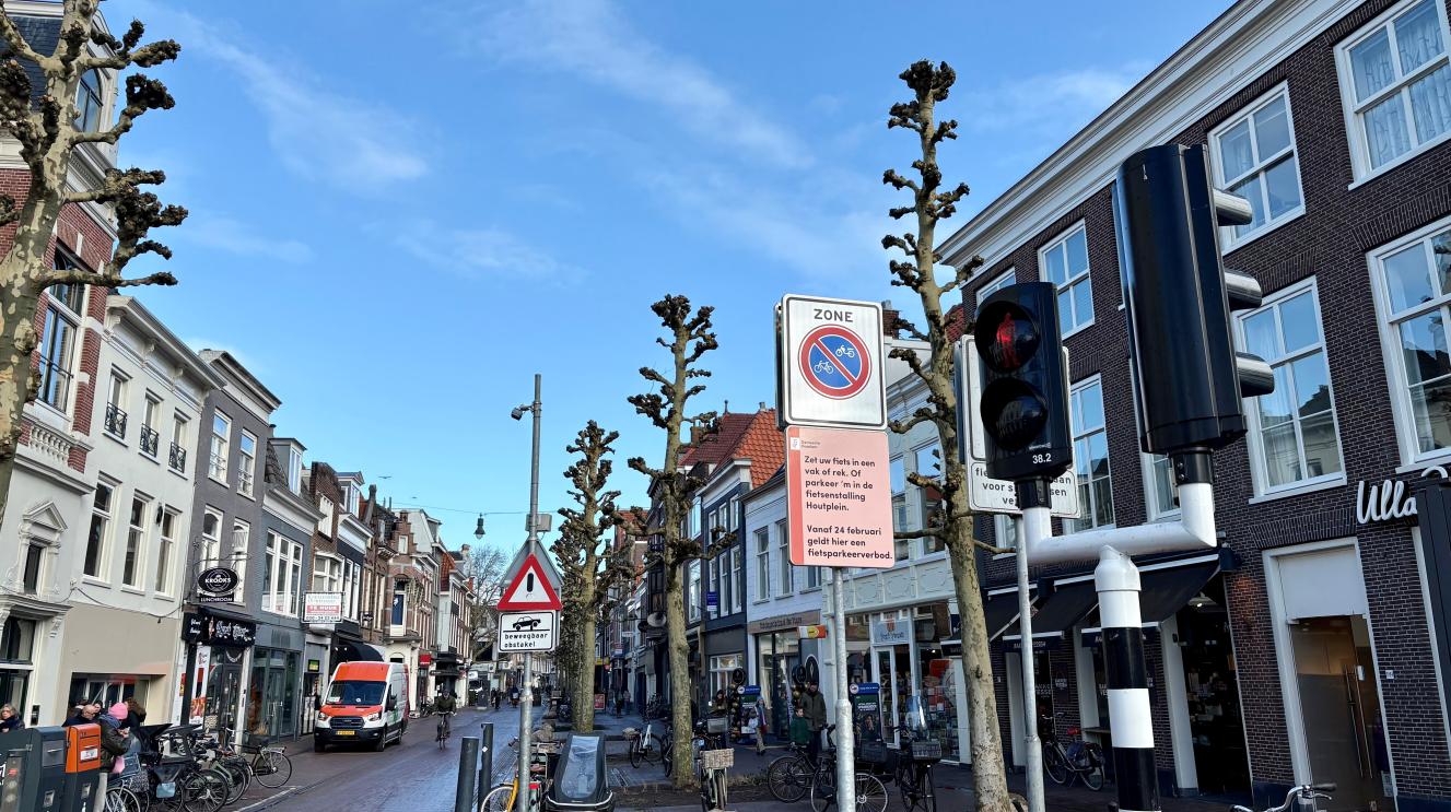 Bord met verbod fietsparkeren in de Grote Houtstraat.