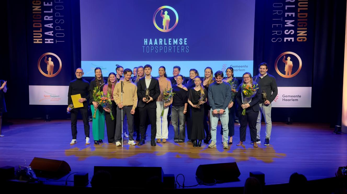 Alle samen winnaars op het podium.