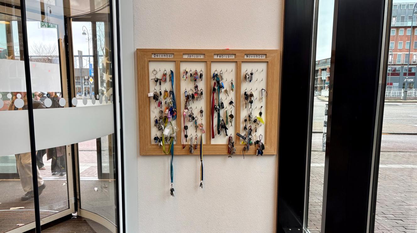 Een bord aan de muur waarop sleutels hangen