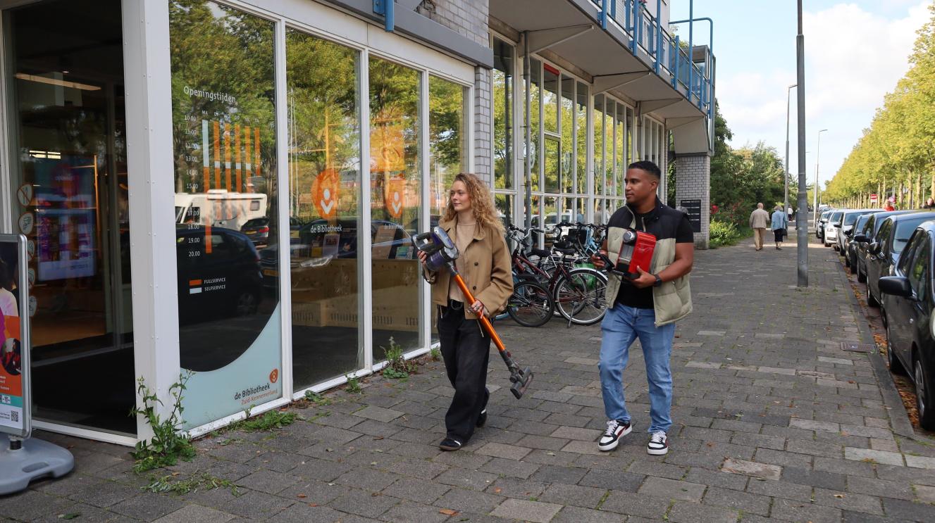 Twee Haarlemmers lopen met kapotte spullen naar een repair cafe