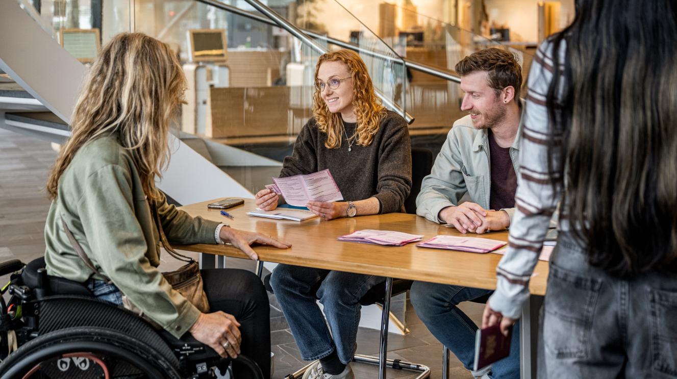 Vrouw in rolstoel op het stembureau