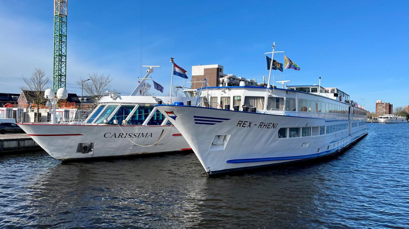 Opvangschepen MS Carissima en Rex Rheni 