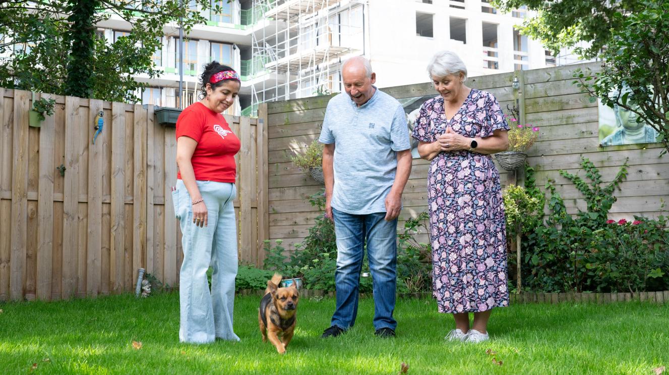3 buren en een hond samen in de tuin