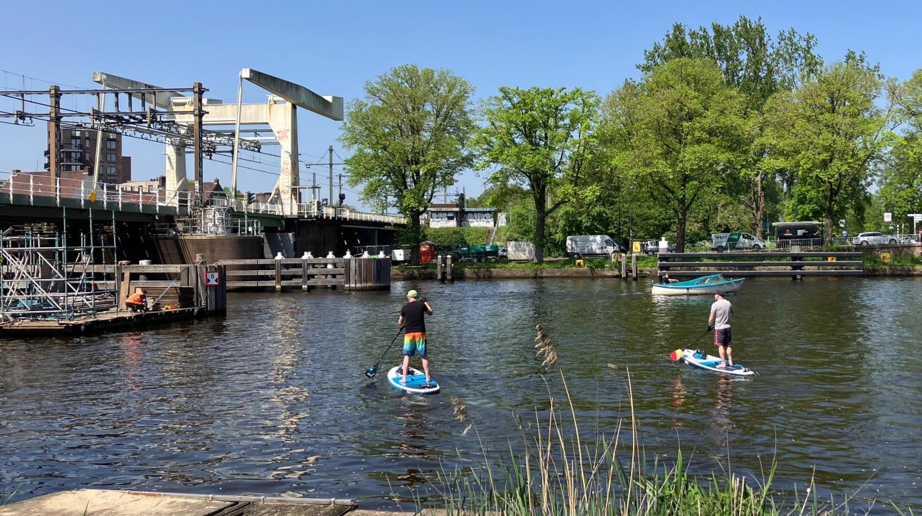 2 suppers op het water bij de Oerkap en de spoorbrug