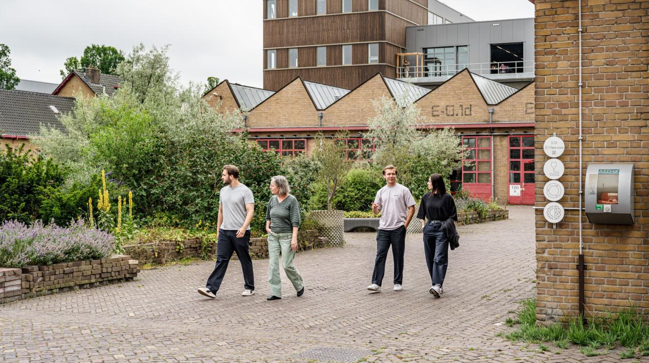 4 mensen in gesprek lopend over het MAAK-terrein in Waarderpolder