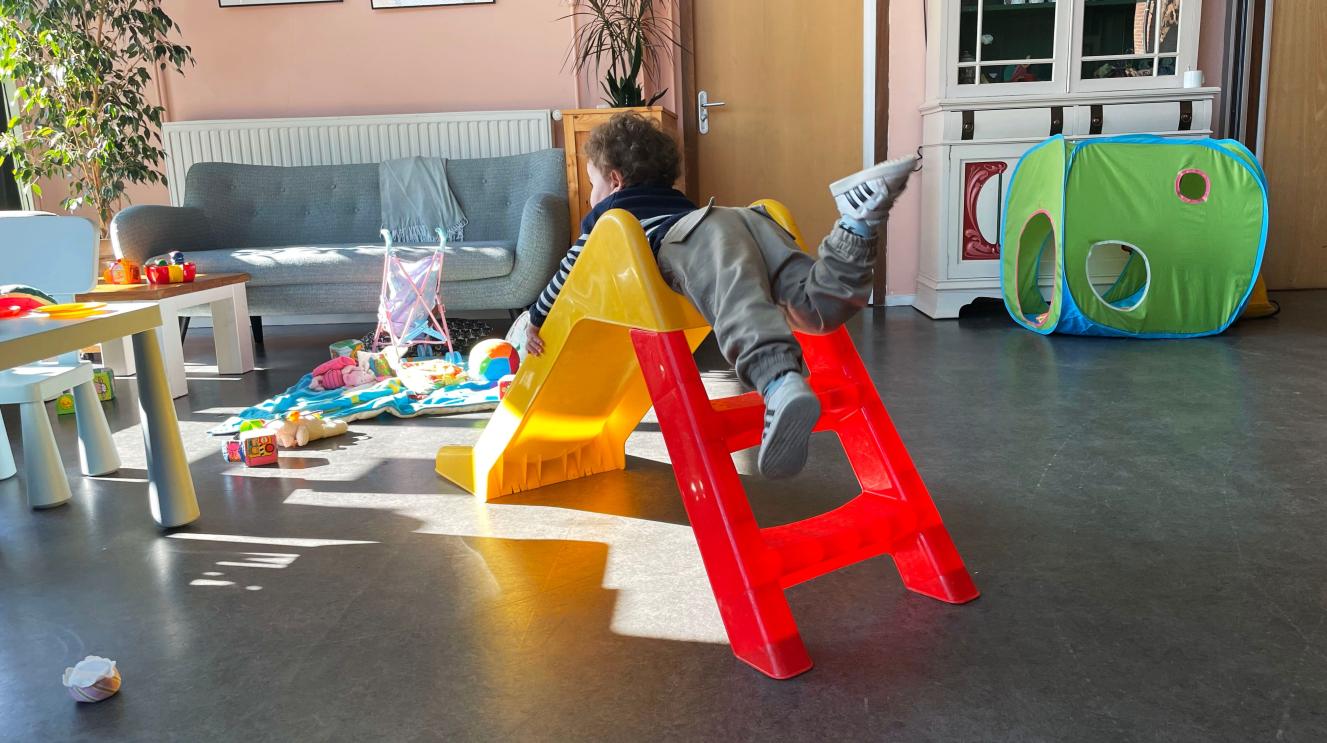 Peuter gaat van glijbaan bij opvang