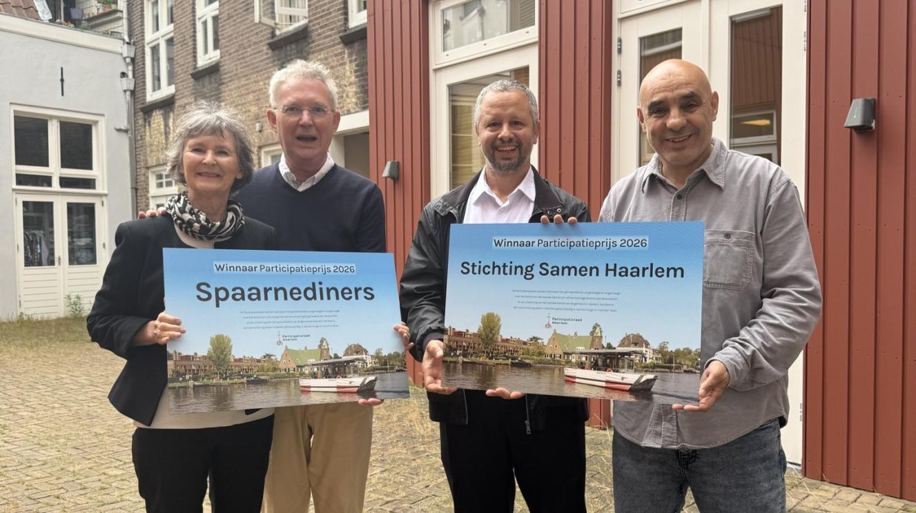 De winnaars van de participatieprijs met hun waardebon