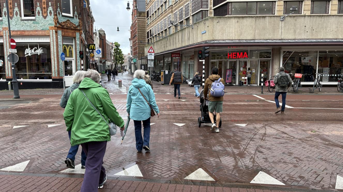 Haarlemmers steken de Gedempte Oude Gracht over