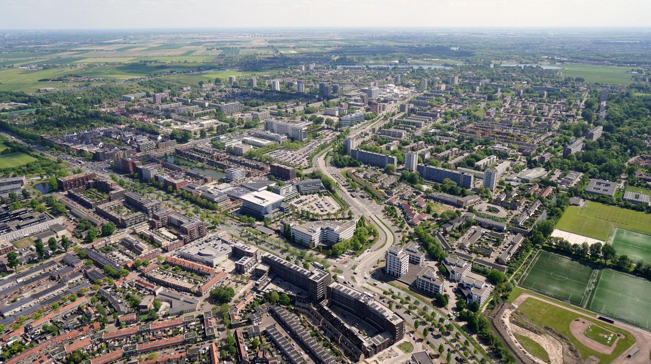 Een luchtfoto van de Schipholweg